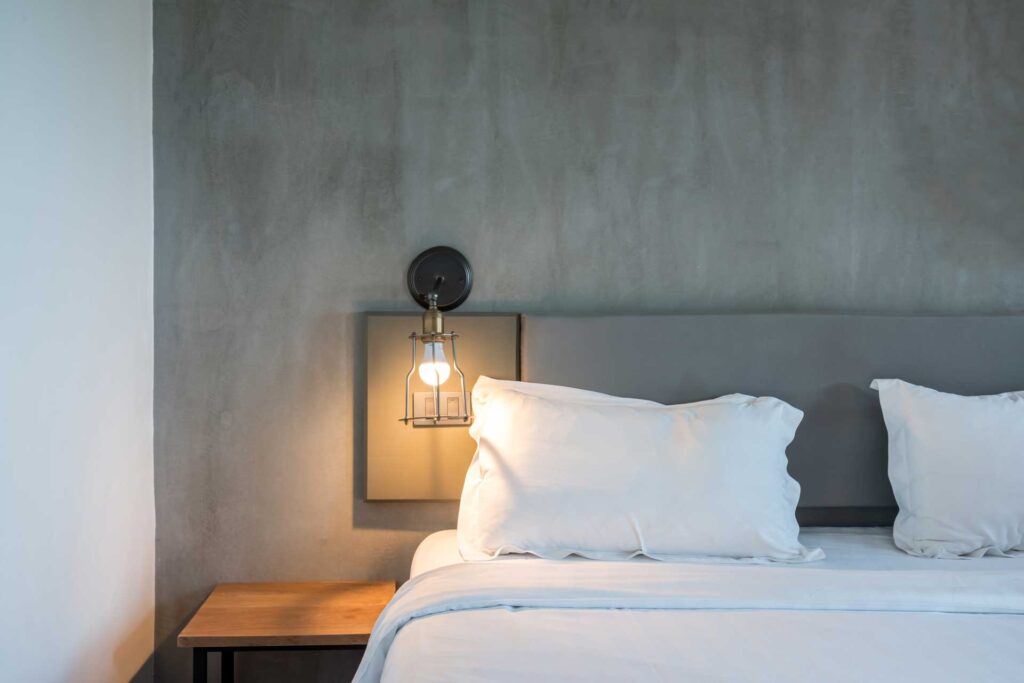 Modernes graues Mikrozementschlafzimmer auf Mallorca.