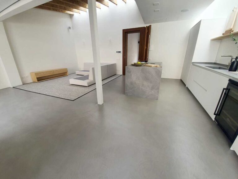 Geräumiger Boden eines Mikrozement-Esszimmers in Palma de Mallorca.